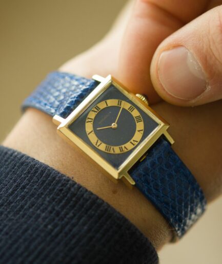 Jaeger-LeCoultre Cocktail réf. 6003 portée au poignet, boîtier carré or jaune 18k et bracelet lézard bleu nuit